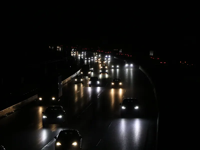 LED 頭燈點亮的車頭