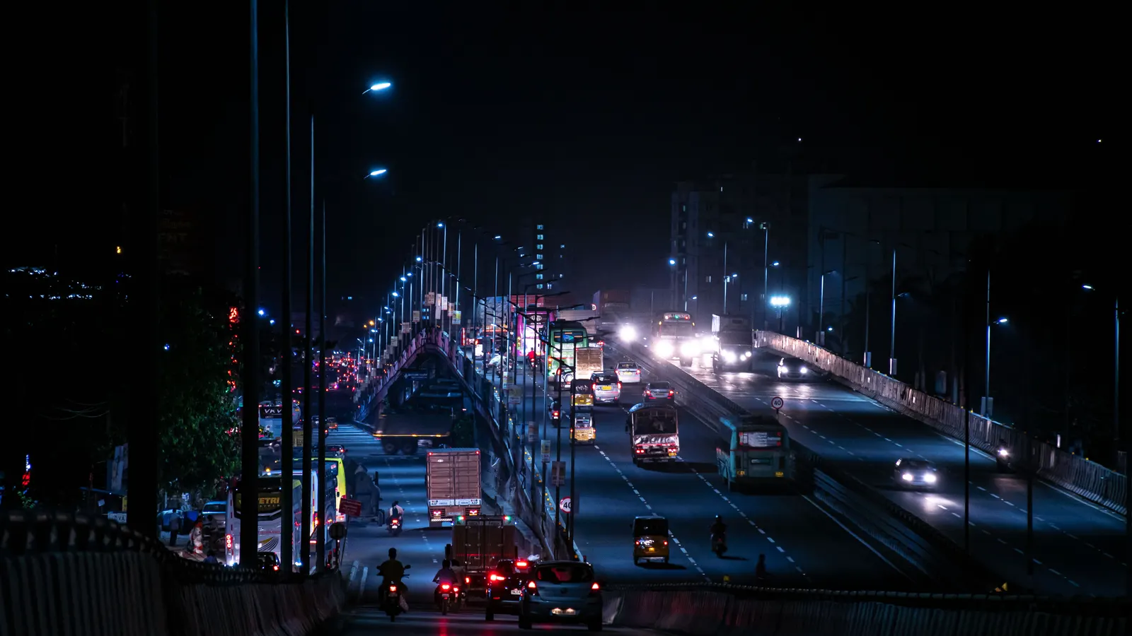 夜間道路上卡車尾燈亮起的特寫