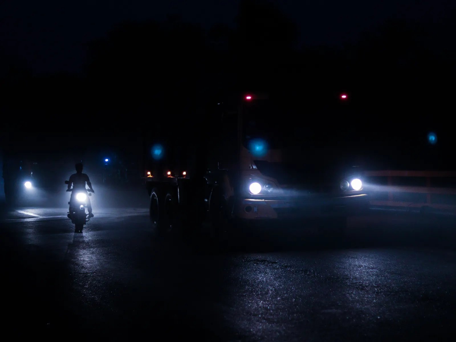 夜色中的巴士與貨車車隊，車燈亮起